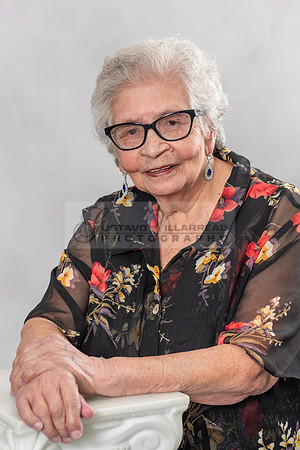 100 birthday celebration photo shoot in Whittier Ca, photography studios by Gustavo Villarreal Photography, 323-633-8283