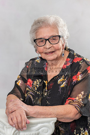 100 birthday celebration photo shoot in Whittier Ca, photography studios by Gustavo Villarreal Photography, 323-633-8283