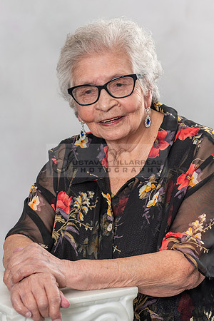 100 birthday celebration photo shoot in Whittier Ca, photography studios by Gustavo Villarreal Photography, 323-633-8283