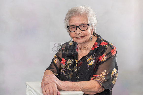 100 birthday celebration photo shoot in Whittier Ca, photography studios by Gustavo Villarreal Photography, 323-633-8283