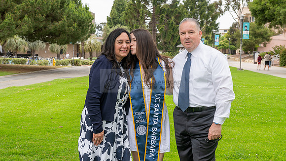 Lauren Berry graduation photos, portraits at UCSB Santa Barbara Ca. Gustavo Villarreal Photography, 323-633-8283