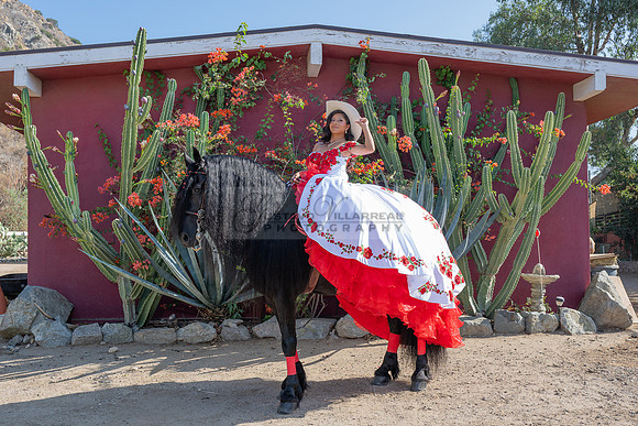 Sabrina Ai Crescencio quinceanera photoshoot photo, video en caballos, Duarte Ca, 323-633-8283, www.gvphotoandvideo.com