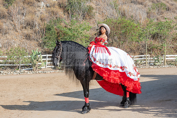 Sabrina Ai Crescencio quinceanera photoshoot photo, video en caballos, Duarte Ca, 323-633-8283, www.gvphotoandvideo.com