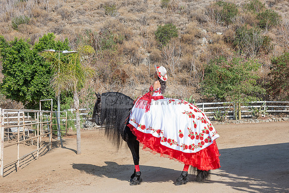 Sabrina Ai Crescencio quinceanera photoshoot photo, video en caballos, Duarte Ca, 323-633-8283, www.gvphotoandvideo.com