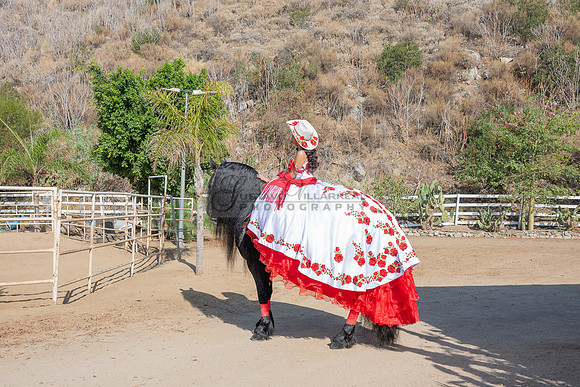 Sabrina Ai Crescencio quinceanera photoshoot photo, video en caballos, Duarte Ca, 323-633-8283, www.gvphotoandvideo.com