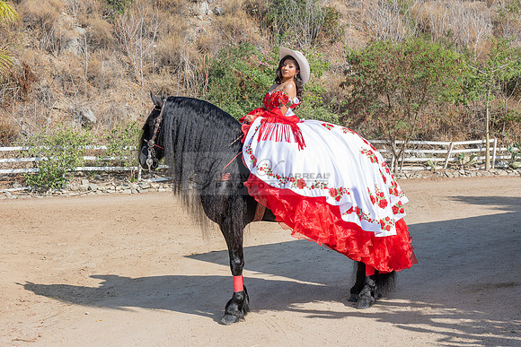Sabrina Ai Crescencio quinceanera photoshoot photo, video en caballos, Duarte Ca, 323-633-8283, www.gvphotoandvideo.com