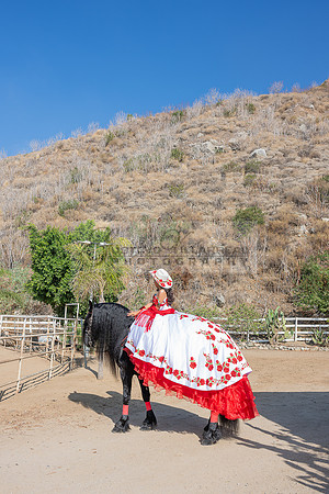 Sabrina Ai Crescencio quinceanera photoshoot photo, video en caballos, Duarte Ca, 323-633-8283, www.gvphotoandvideo.com