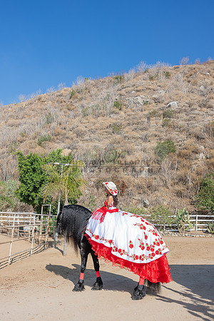 Sabrina Ai Crescencio quinceanera photoshoot photo, video en caballos, Duarte Ca, 323-633-8283, www.gvphotoandvideo.com