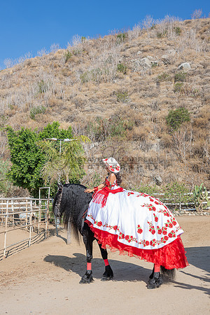 Sabrina Ai Crescencio quinceanera photoshoot photo, video en caballos, Duarte Ca, 323-633-8283, www.gvphotoandvideo.com