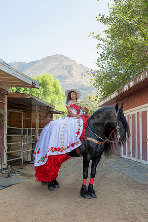Sabrina Ai Crescencio quinceanera photoshoot photo, video en caballos, Duarte Ca, 323-633-8283, www.gvphotoandvideo.com