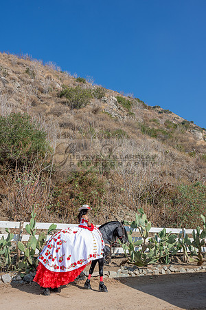Sabrina Ai Crescencio quinceanera photoshoot photo, video en caballos, Duarte Ca, 323-633-8283, www.gvphotoandvideo.com