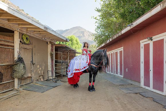 Sabrina Ai Crescencio quinceanera photoshoot photo, video en caballos, Duarte Ca, 323-633-8283, www.gvphotoandvideo.com