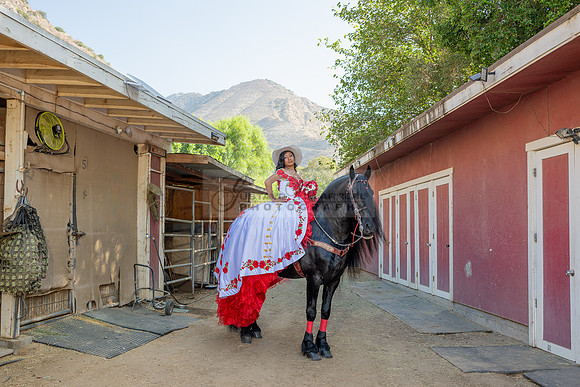 Sabrina Ai Crescencio quinceanera photoshoot photo, video en caballos, Duarte Ca, 323-633-8283, www.gvphotoandvideo.com