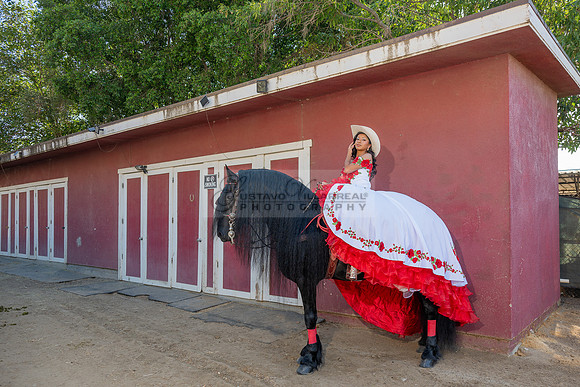 Sabrina Ai Crescencio quinceanera photoshoot photo, video en caballos, Duarte Ca, 323-633-8283, www.gvphotoandvideo.com