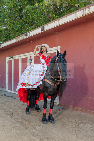 Sabrina Ai Crescencio quinceanera photoshoot photo, video en caballos, Duarte Ca, 323-633-8283, www.gvphotoandvideo.com