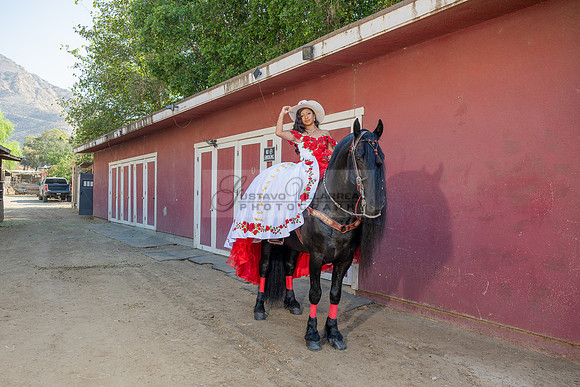 Sabrina Ai Crescencio quinceanera photoshoot photo, video en caballos, Duarte Ca, 323-633-8283, www.gvphotoandvideo.com