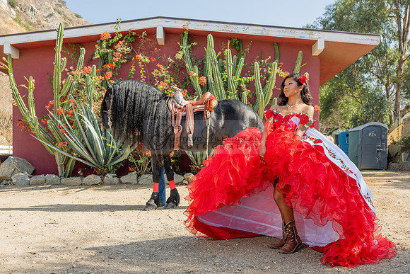 Sabrina Ai Crescencio quinceanera photoshoot photo, video en caballos, Duarte Ca, 323-633-8283, www.gvphotoandvideo.com