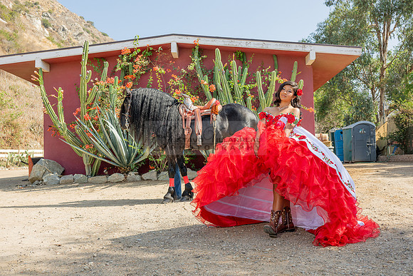 Sabrina Ai Crescencio quinceanera photoshoot photo, video en caballos, Duarte Ca, 323-633-8283, www.gvphotoandvideo.com