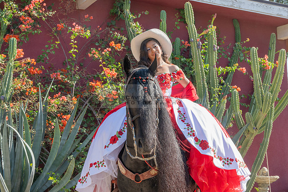 Sabrina Ai Crescencio quinceanera photoshoot photo, video en caballos, Duarte Ca, 323-633-8283, www.gvphotoandvideo.com