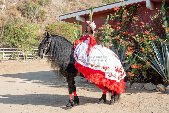 Sabrina Ai Crescencio quinceanera photoshoot photo, video en caballos, Duarte Ca, 323-633-8283, www.gvphotoandvideo.com