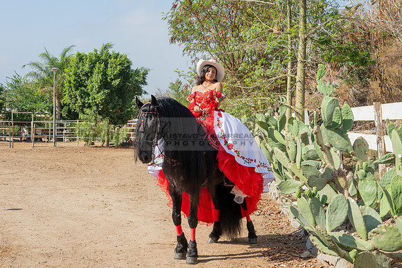 Sabrina Ai Crescencio quinceanera photoshoot photo, video en caballos, Duarte Ca, 323-633-8283, www.gvphotoandvideo.com