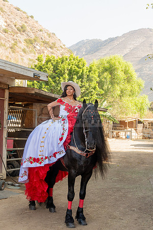 Sabrina Ai Crescencio quinceanera photoshoot photo, video en caballos, Duarte Ca, 323-633-8283, www.gvphotoandvideo.com
