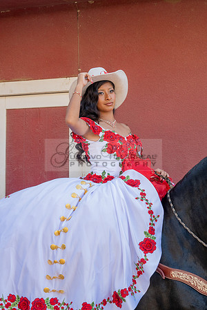 Sabrina Ai Crescencio quinceanera photoshoot photo, video en caballos, Duarte Ca, 323-633-8283, www.gvphotoandvideo.com