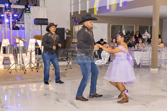 Amy Lopez quinceanera event celebration in Los Angeles Ca, photography and videography by Gustavo Villarreal. 323-633-8283, www.gvphotoandvideo.com
