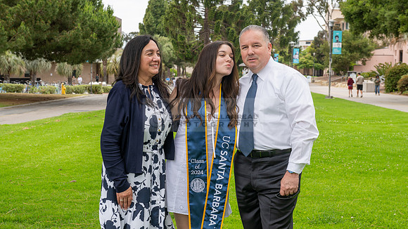 Lauren Berry graduation photos, portraits at UCSB Santa Barbara Ca. Gustavo Villarreal Photography, 323-633-8283