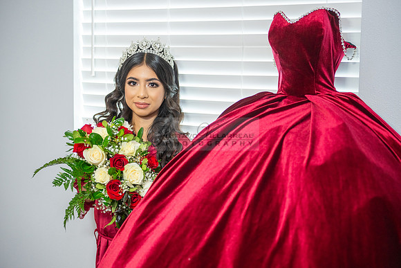 Delilah Vazquez-quinceanera-celebration-photographer-videographe