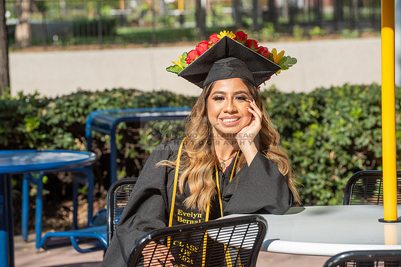 Evelyn Bernal graduation photos at California State University in Los Angeles Ca, photographer, Gustavo Villarreal