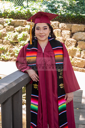 Valeria Rodriguez graduation photos at Penn Park in Whittier Ca, photos by Gustavo Villarreal Photography