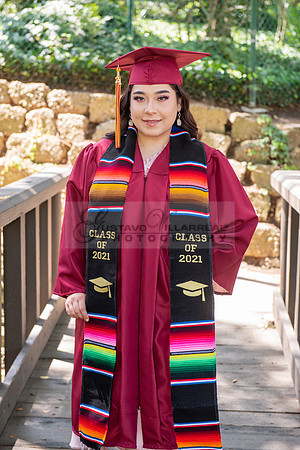 Valeria Rodriguez graduation photos at Penn Park in Whittier Ca, photos by Gustavo Villarreal Photography