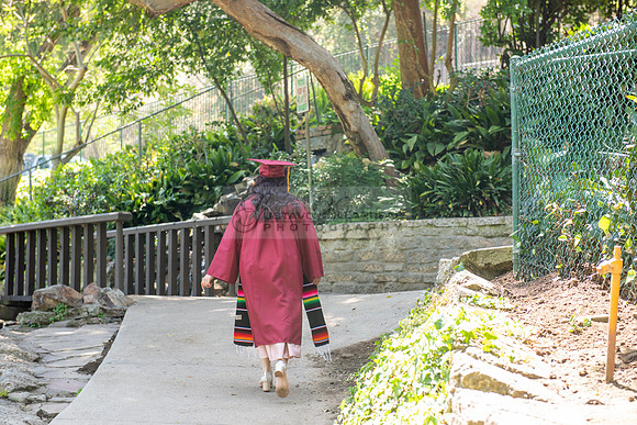 Valeria Rodriguez graduation photos at Penn Park in Whittier Ca, photos by Gustavo Villarreal Photography