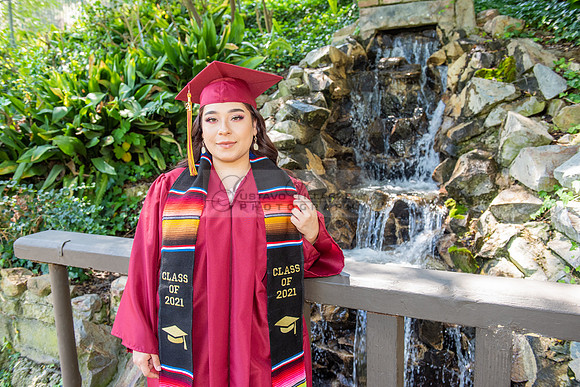 Valeria Rodriguez graduation photos at Penn Park in Whittier Ca, photos by Gustavo Villarreal Photography