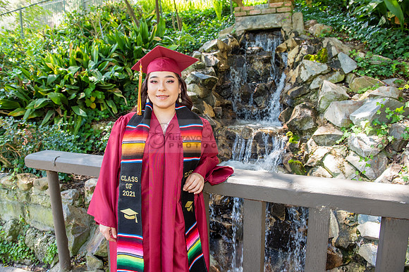 Valeria Rodriguez graduation photos at Penn Park in Whittier Ca, photos by Gustavo Villarreal Photography