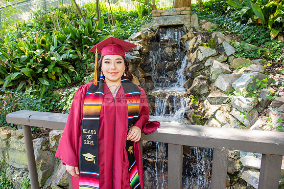 Valeria Rodriguez graduation photos at Penn Park in Whittier Ca, photos by Gustavo Villarreal Photography