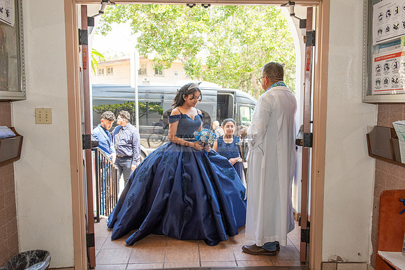 Jamilette Zavala Quinceanera celebration and ceremony at Santa Teresita Catholic Church in Los Angeles Ca, photography and videography by Gustavo Villarreal