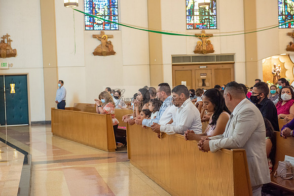 Fotografo para bautismos, Primera communions photographer 323-633-8283 at St Mary of the Assumption Catholic church in Whittier Ca.
