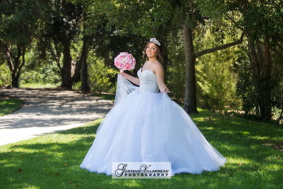 QUINCEANERAS, SWEET SIXTEENS, 18TH BIRTHDAY DEBUT, photography and video service, weddings, family portraits, business headshots, photography studio in Whittier Ca, 323-633-8283