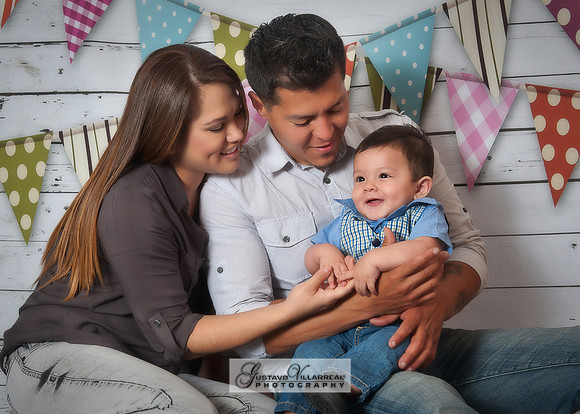 FAMILY PORTRAITS-photography and video service, Quinceaneras, Sweet Sixteens, Family Portraits, Business Headshots, photography studio in Whittier Ca 323-633-8283