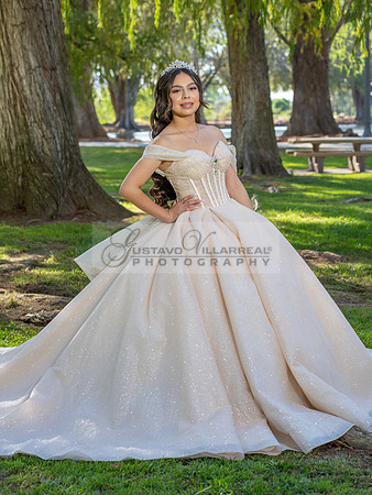 Quinceanera photoshoot at Rose Garden in Riverside Ca. Sesion de fotos en caballos, Gustavo Villarreal Photography, 323-633-8283