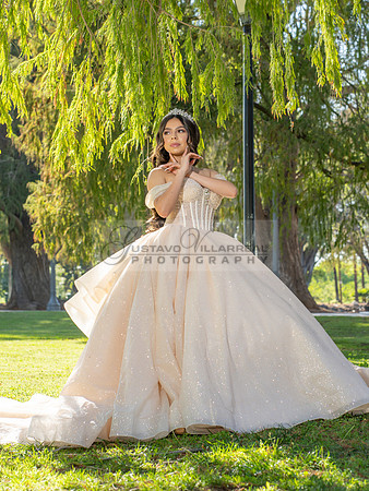 Quinceanera photoshoot at Rose Garden in Riverside Ca. Sesion de fotos en caballos, Gustavo Villarreal Photography, 323-633-8283