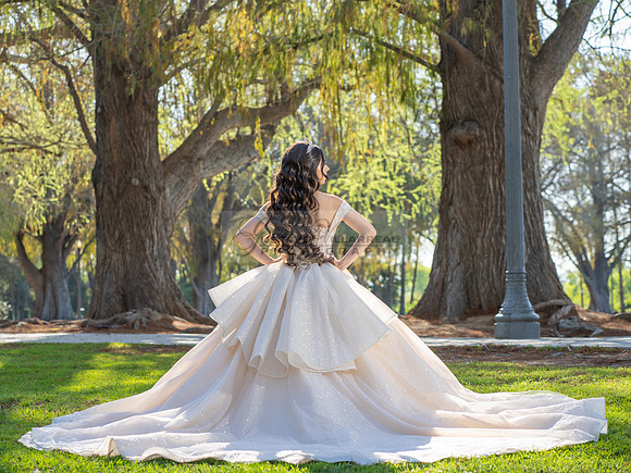 Quinceanera photoshoot at Rose Garden in Riverside Ca. Sesion de fotos en caballos, Gustavo Villarreal Photography, 323-633-8283