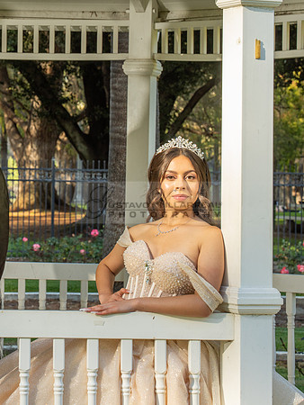 Quinceanera photoshoot at Rose Garden in Riverside Ca. Sesion de fotos en caballos, Gustavo Villarreal Photography, 323-633-8283