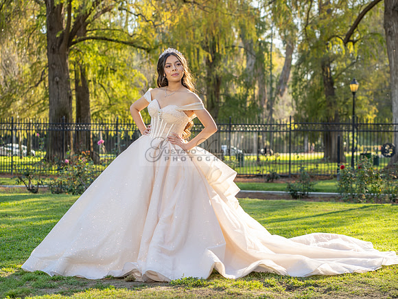 Quinceanera photoshoot at Rose Garden in Riverside Ca. Sesion de fotos en caballos, Gustavo Villarreal Photography, 323-633-8283