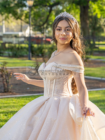 Quinceanera photoshoot at Rose Garden in Riverside Ca. Sesion de fotos en caballos, Gustavo Villarreal Photography, 323-633-8283