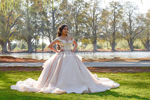 Quinceanera photoshoot at Rose Garden in Riverside Ca. Sesion de fotos en caballos, Gustavo Villarreal Photography, 323-633-8283