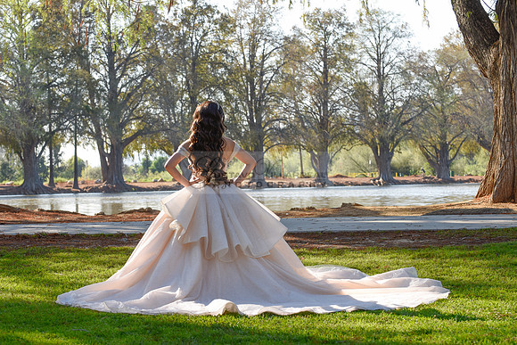 Quinceanera photoshoot at Rose Garden in Riverside Ca. Sesion de fotos en caballos, Gustavo Villarreal Photography, 323-633-8283