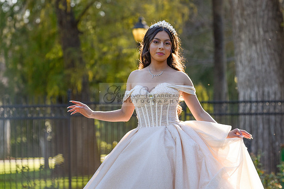Quinceanera photoshoot at Rose Garden in Riverside Ca. Sesion de fotos en caballos, Gustavo Villarreal Photography, 323-633-8283